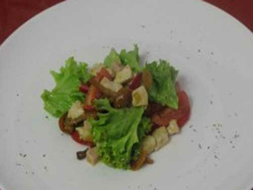 Мясной салат с маринованными опятами
